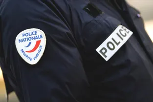 Cinq kilos de cannabis, des armes et 27.000 euros saisis après un contrôle d'attestation à Aurillac (Cantal)