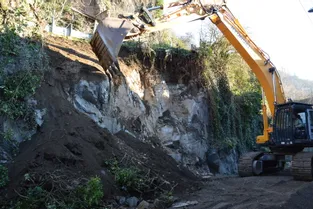 L'opération de purge de la paroi rocheuse a commencé dans la vallée des Usines à Thiers