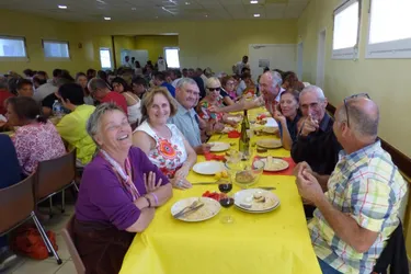 Les associations réunies autour d’un repas pour la fête patronale