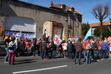 À Brioude, une mobilisation devant la permanence du député Vigier
