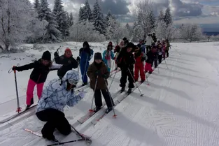 Les enfants s'initient au ski de fond
