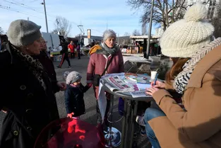 Au fil du marché des Vergnes à Clermont-Ferrand, les habitants débattent de leur quotidien