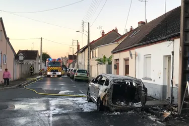 Une maison endommagée et une voiture détruite à la suite d'un feu de poubelle rue d'Ulm à Montluçon (Allier)