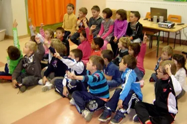 Le docteur Bounaix, dentiste conseil à la MSA du Limousin, devant les élèves de l’école primaire