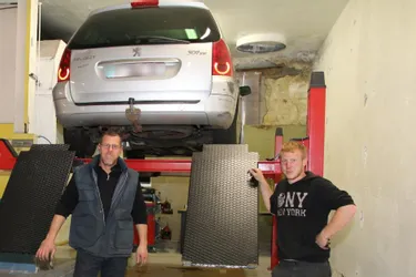 Adrien et Pierre Cadot ont ouvert en juin un garage participatif rue Jean-Solvain, au Puy-en-Velay