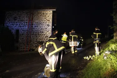 La foudre met le feu à une maison à Saint-André-de-Chalencon