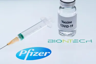Vacciner le grand public dès avril 2021 ? "Un scénario possible mais pas certain", selon l'immunologue Alain Fischer