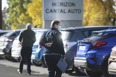 Les ventes de voitures neuves freinées par des puces dans le Cantal