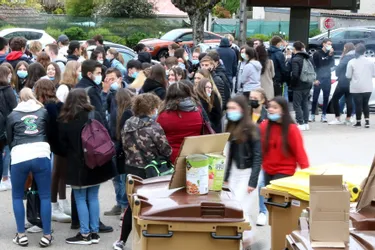 Les lycéens de Monnet-Mermoz protestent à Aurillac (Cantal)