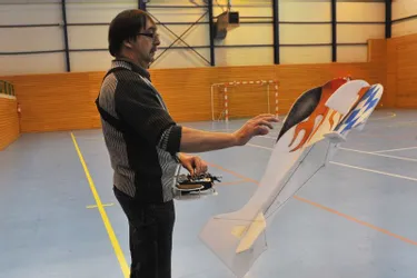 Le Modèle Air Club de l’Allier a organisé, hier, une rencontre de vol Indoor à la halle des sports