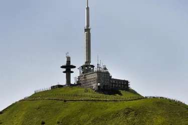 L’antenne de 89 mètres qui trône sur le géant des Dômes va disparaître du paysage auvergnat