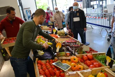 "Il manque les bistrots !" : les habitués prennent la parole au marché de Riom (Puy-de Dôme)