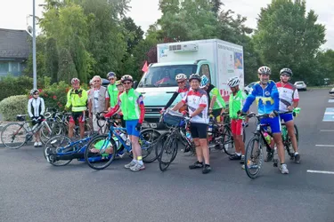 Un groupe de cyclotouristes handicapés fait étape à Riom