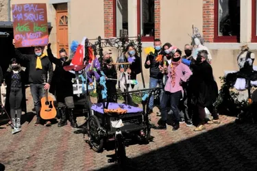 Trente personnes ont manifesté en soutien aux arts de la rue