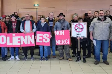 Des opposants au projet éolien de Saint-Bonnet-près-Bort manifestent à la réunion cantonale