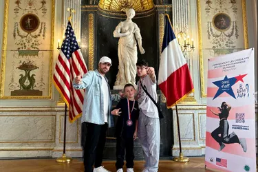 Le collectif de hip-hop Supreme Legacy à l'ambassade des États-Unis, à Paris