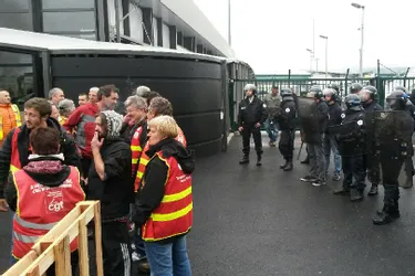 Blocage de l'aéroport d'Aulnat : face à face tendu entre les manifestants et la police