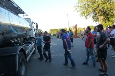 Une trentaine d'éleveurs ont bloqué un camion de collecte de lait à Arches