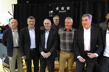 Eddy Merckx entouré de grands champions
