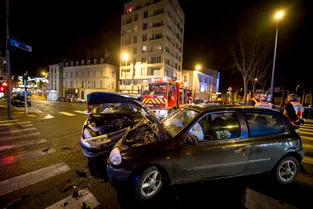 Choc frontal entre deux voitures à Montluçon : des dégâts matériels