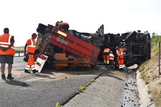 Un camion se renverse sur l'A75 à hauteur de Val-d'Arcomie (Cantal) : l'autoroute fermée ponctuellement