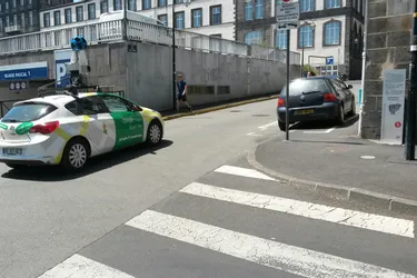 Une voiture de Google Maps sillonne la ville