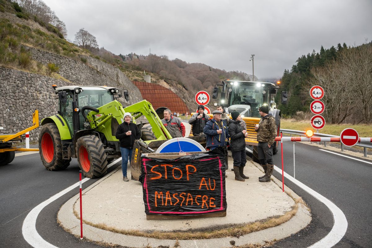 Le tunnel du Lioran, dans le Cantal, bloqué par des tracteurs, la RN ...