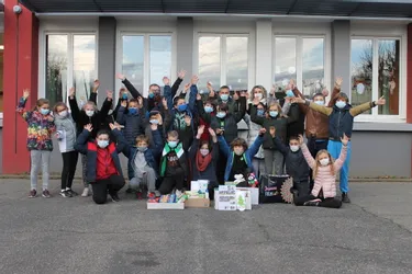 "On veut donner l'exemple de la fraternité" : des écoliers d'Issoire ont fait une collecte pour les Restos du cœur