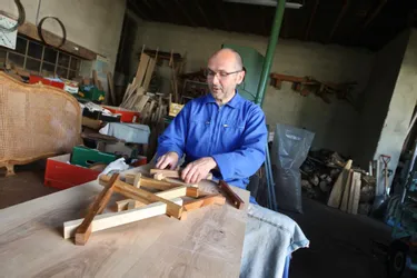 Entre fabriquer des meubles ou les restaurer dans son atelier d'Orléat (Puy-de-Dôme), Richard Auzance a pris les deux