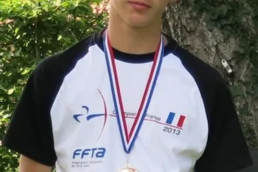 Lucien Nativelle champion de France minime en tir à l’arc en campagne