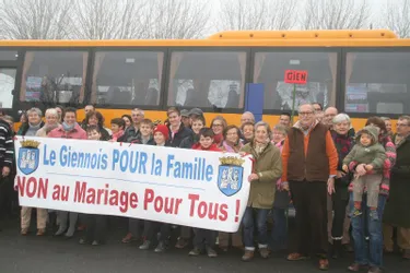 "Manif pour tous" : quelque 2.000 manifestants du Loiret défilent contre le mariage pour tous