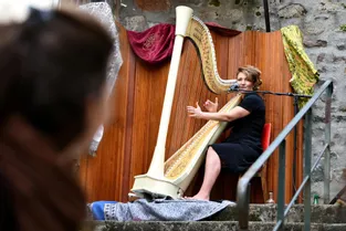 Harpiste et chanteuse australienne Anna Boulic sera en concert dans les jardins de l'abbaye d'Aubazine (Corrèze) jeudi 27 août