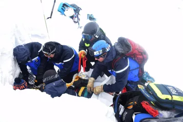 « On s’attend à avoir une explosion des accidents » : le PGM de Murat (Cantal) rappelle les bonnes pratiques pour faire du ski de randonnée