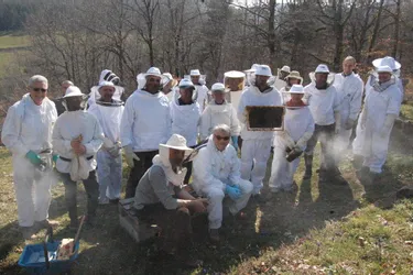 Vingt-cinq « novices » s’initient au travail des apiculteurs au Rucher école du Haut Allier
