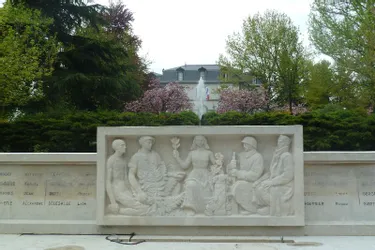 Le monument aux morts du parc Montjoly en cours de restauration