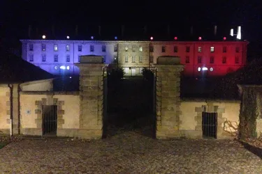 Le CNCS et l'Hôtel du département s'affichent en bleu-blanc-rouge