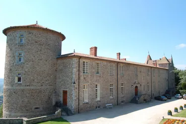 Les réservations au château de Vollore (Puy-de-Dôme) se font attendre : « Pour nos chambres, nous sommes dans le flou »