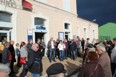 Elus et population rassemblés contre la fermeture du guichet SNCF de la gare de Thiers