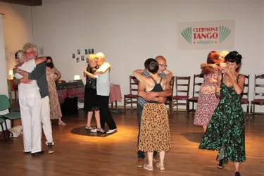 L’association Clermont Tango de Clermont-Ferrand initie à l’art de marcher enlacés