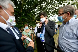Quand Pascal Coste offre un masque 100% corrézien au Ministre de l'agriculture lors de sa visite en Corrèze