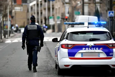 Une femme meurt dans son hall d'immeuble, à Paris, après une agression au couteau