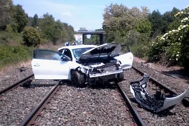 Accident aux Martres-de-Veyre (Puy-de-Dôme) : la voiture part en tonneaux et s'immobilise en pleine voie ferrée