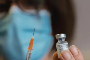 Vaccination mobile dans le Puy-de-Dôme : « Ne pas laisser tomber les personnes éloignées du soin et fragiles »