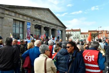 "Ce serait dommage de lâcher maintenant" : près de 700 manifestants à Issoire pour la dixième journée de mobilisation