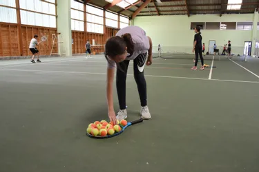 Des sixièmes du collège Jules-Ferry de Montluçon (Allier) s’initient au tennis