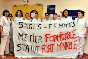 Des sages-femmes de l’hôpital manifestent à Paris
