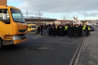 Gilets jaunes : le centre de tri de la Poste de Cusset (Allier) débloqué par la police