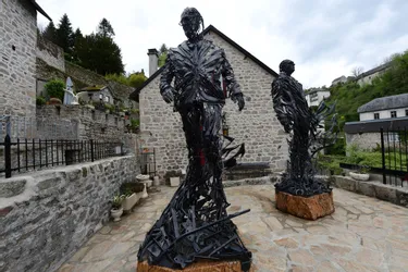 Les sculptures de Jacques Chirac et François Hollande, exposées à Treignac (Corrèze), n'iront pas à Paris