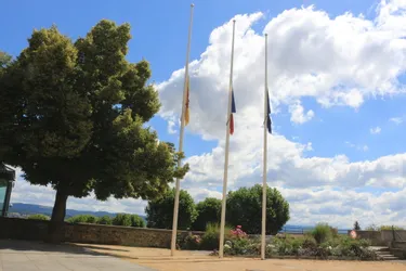 Brioude : Les drapeaux en berne face à l'impensable