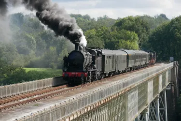 Un train à vapeur, style Poudlard Express, a traversé le viaduc de Busseau-sur-Creuse, à Ahun, dans la Creuse